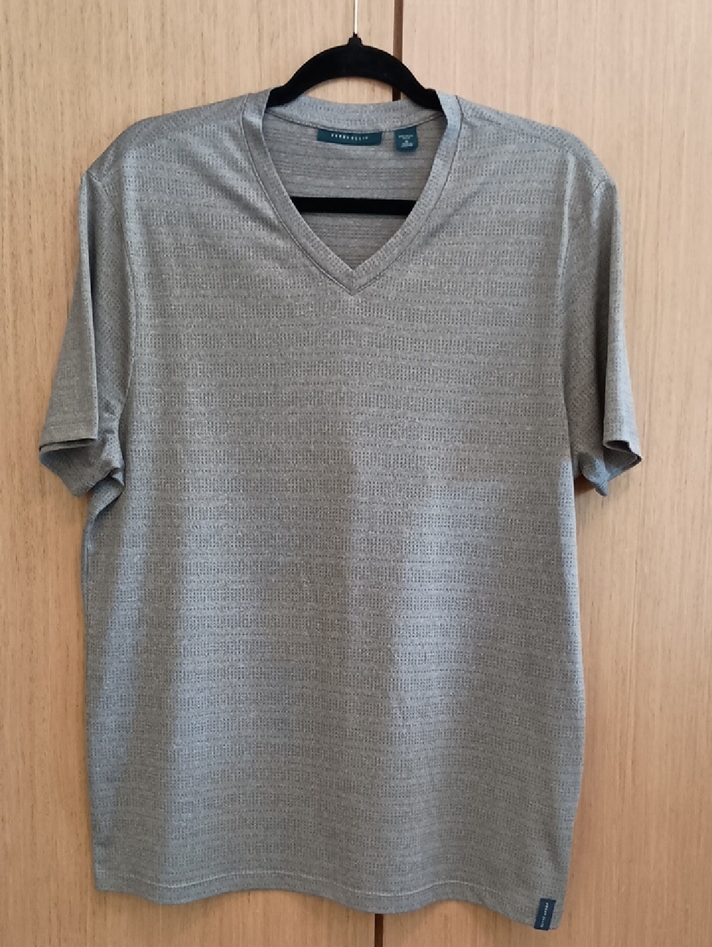 Perry Ellis SS SZ M Grey V Neck Tee
